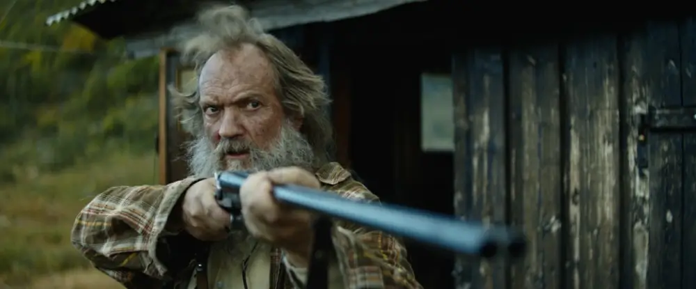 경계하면서 총을 겨누고 있는 토비아스