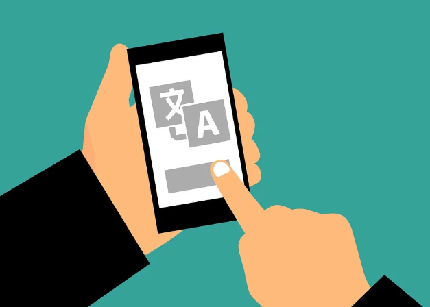 스마트폰으로 번역을 하는 장면