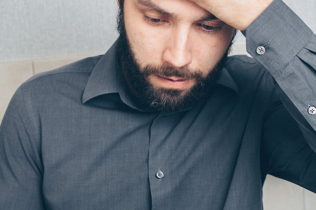 보이스피싱 피해로 걱정하는 남성의 모습