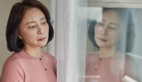 우울감에 창 밖을 바라보는 여성