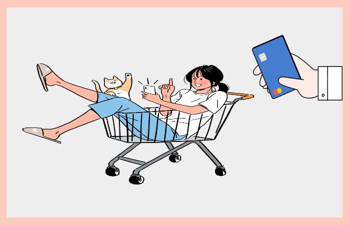 소비쿠폰으로 장바구니 안에서 스마트폰을 사용하는 여성이 편안하게 쇼핑을 즐기며 결제를 준비하는 모습