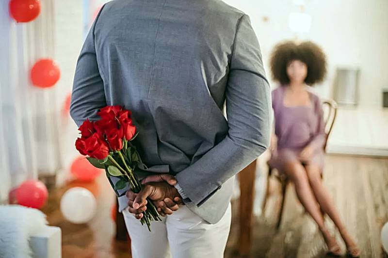 남자가-뒤에-선물할-꼿을-들고있는-모습