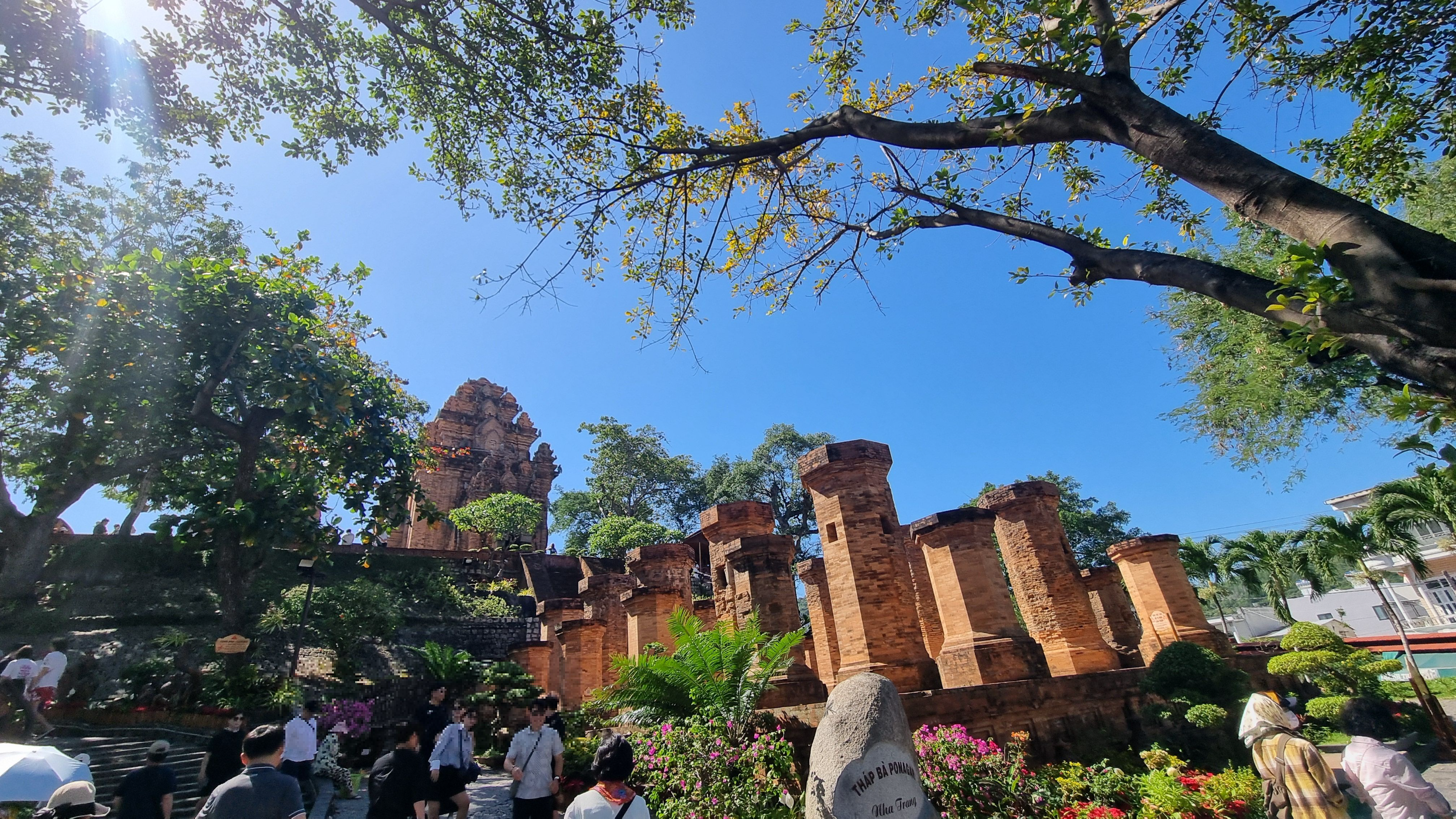 포나가르사원 복장