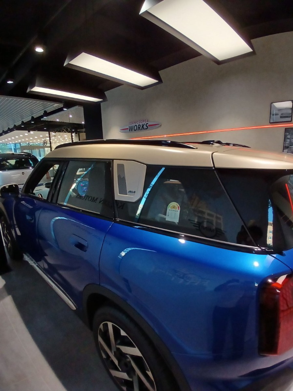 미니 컨트리맨 측면