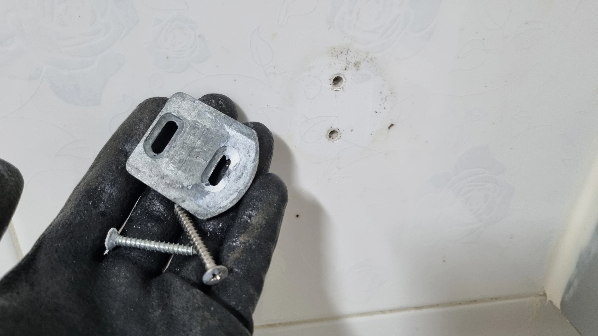 설치 브래킷 뗀 모습