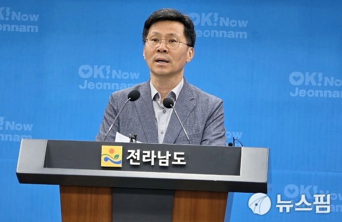 정부가 민생회복 소비쿠폰 정책을 발표하는 모습