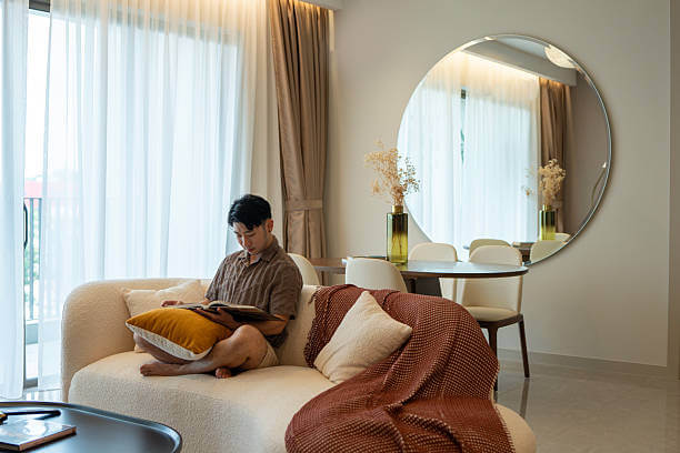 휴대전화를 내려놓고 책을 읽으며 디지털 디톡스를 하는 남성