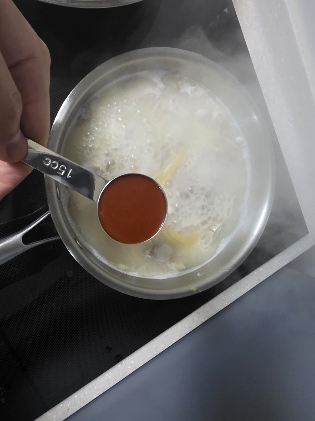 까르보불닭소스를 넣는 장면