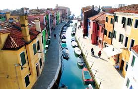  부라노의 하이라이트 &ndash; 단순한 색이 아닌 &lsquo;삶의 색&rsquo; 골목 사진