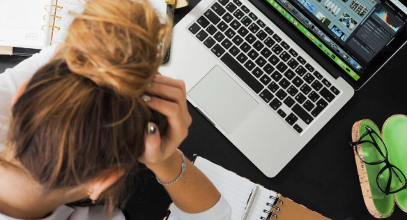 욕심 내다가 손실 난 투자자의 모습을 담은 사진