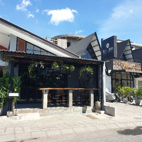 뾰족뾰족한 지붕을 한 카페 1.5층 건물이다. Naked Burn이라는 입간판이 보인다.