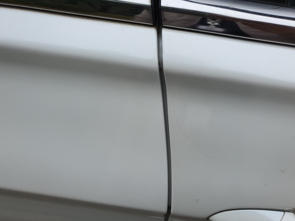 자동차-도어에-발생된-단차모습