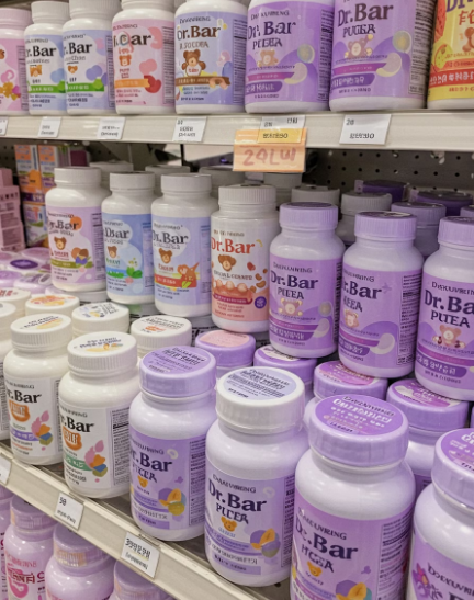 매장에 진열된 영양제의 브랜드와 종류