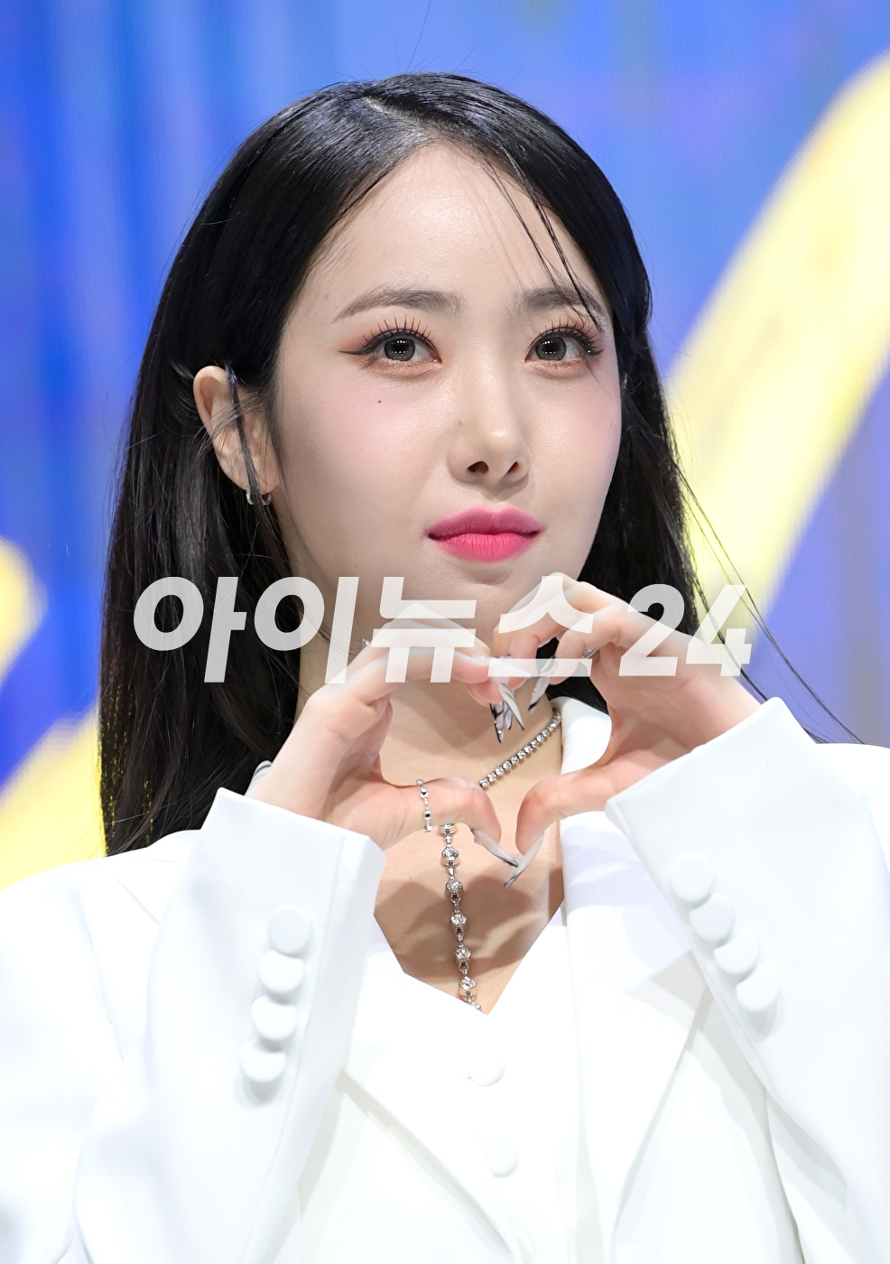 그룹 비비지 신비가 31일 오후 서울 광진구 예스24라이브홀에서 진행된 비비지(VIVIZ) 세 번째 미니앨범 &#39;베리어스(VarioUS)&#39; 발매 기념 쇼케이스에 참석해 포즈를 취하고 있다. [사진=정소희 기자]