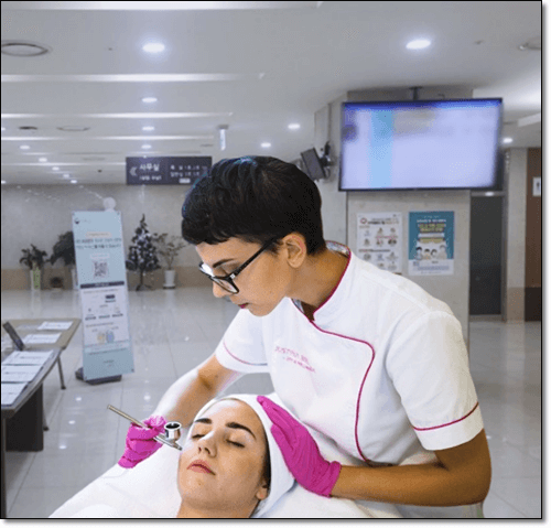 피부관리 받는 여성