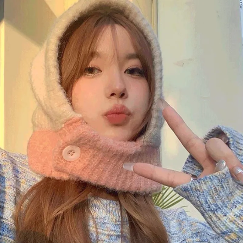 바라클라바 착용한 여성