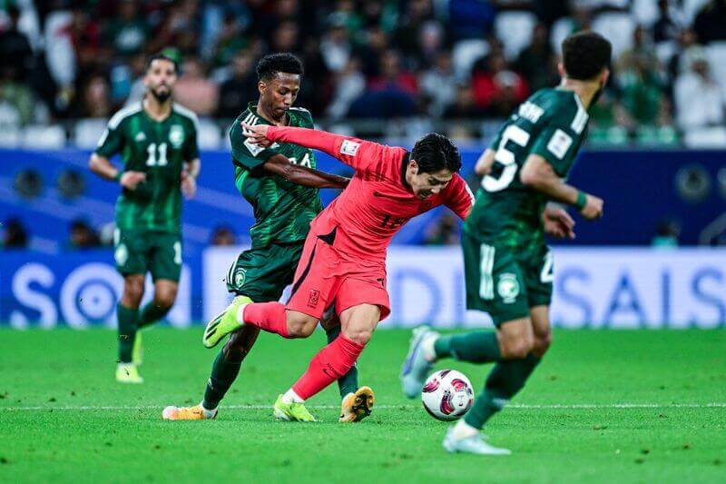 드리블 하며 달려가는 이강인 선수