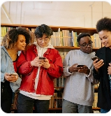 2030세대 스마트폰으로 투표 정보를 확인하는 모습