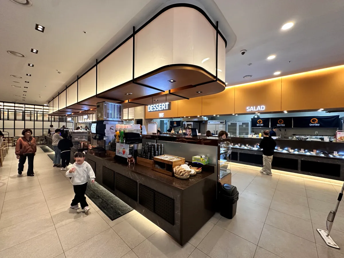 쿠우쿠우-전체적인-음식-진열대-모습