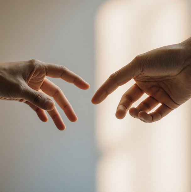 두 손이 서로를 향해 뻗어 있고, 곧 맞잡으려는 순간의 모습,
한 손은 도움이 필요한 사람의 손, 다른 손은 지지하고 도우려는 손을 표현 한다.