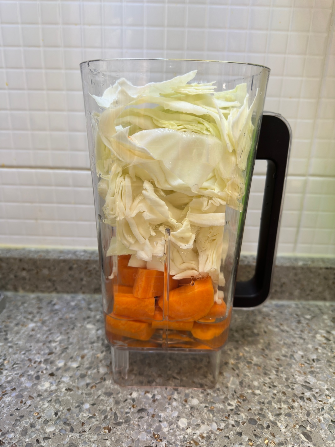 블렌더에-당근-양배추를-올린-사진