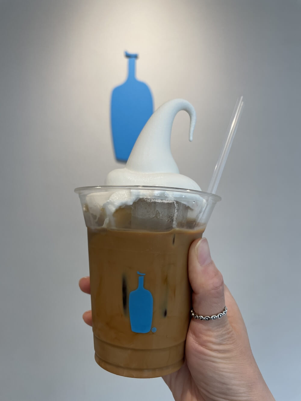 더현대서울-블루보틀-여의도점-들고-찍은-놀라-플로트