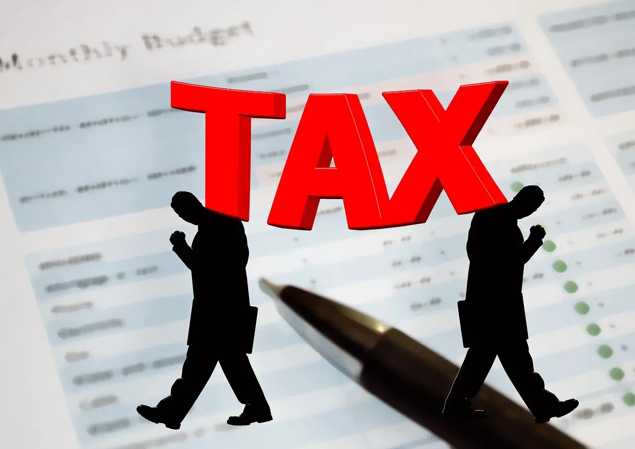 면허-글자가 적힌 고지서 위 놓인 볼펜 주위 검은 남자 그림자 2개 윗쪽 붉은글씨 tax