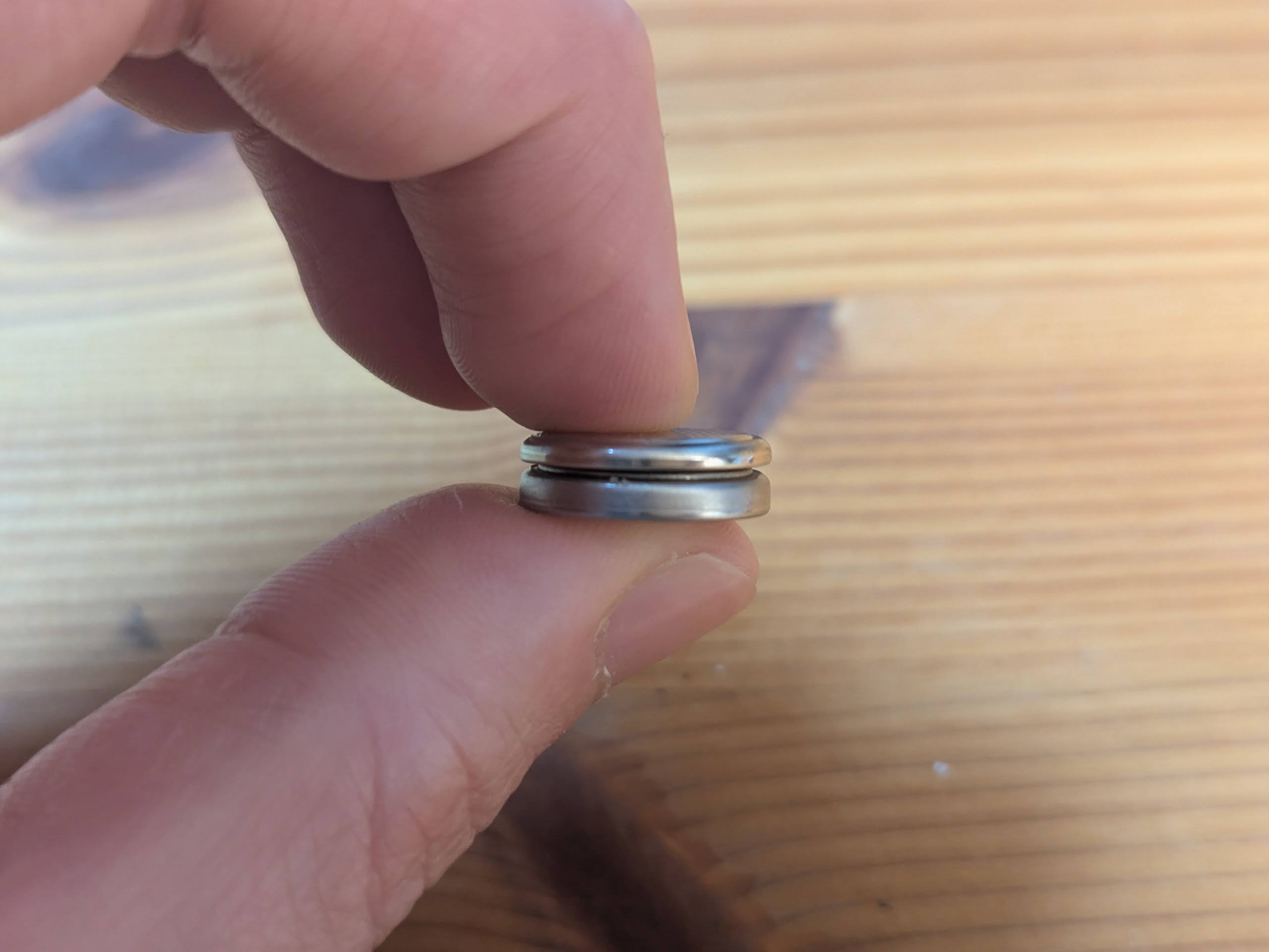 CR1632와 CR1620의 두께 비교