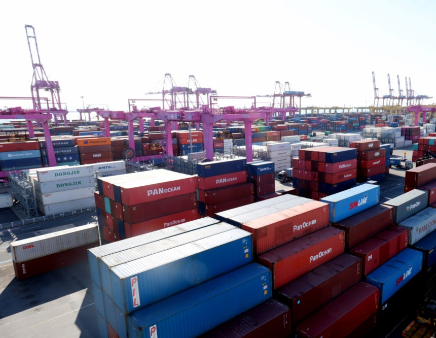 국제통화기금(IMF)이 오는 14일 세계경제전망을 발표한다. 사진은 인천 연수구 인천신항 컨테이너 터미널.