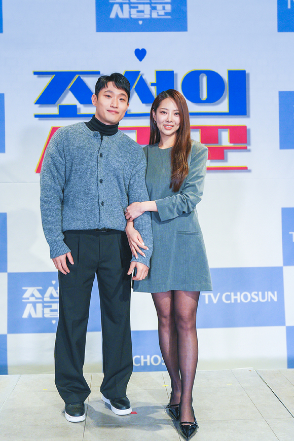 &#39;조선의 사랑꾼2&#39; 김슬기와 유현철이 포토타임을 갖고 있다. [사진=TV조선]