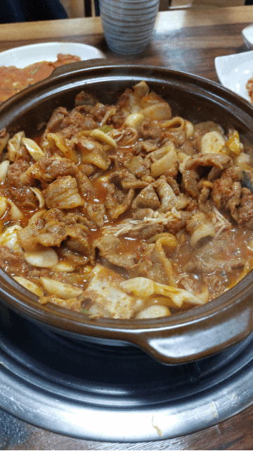 제육불고기는 테이블에서 즉석으로익혀 먹으면 됨!