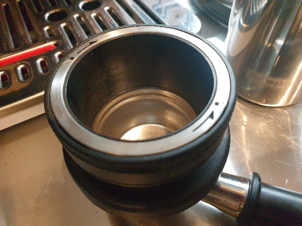 드롱기 라스페셜리스타 아르떼(La Specialista ARTE) 반자동 커피 머신_추출_도징링과 포터필터 결합