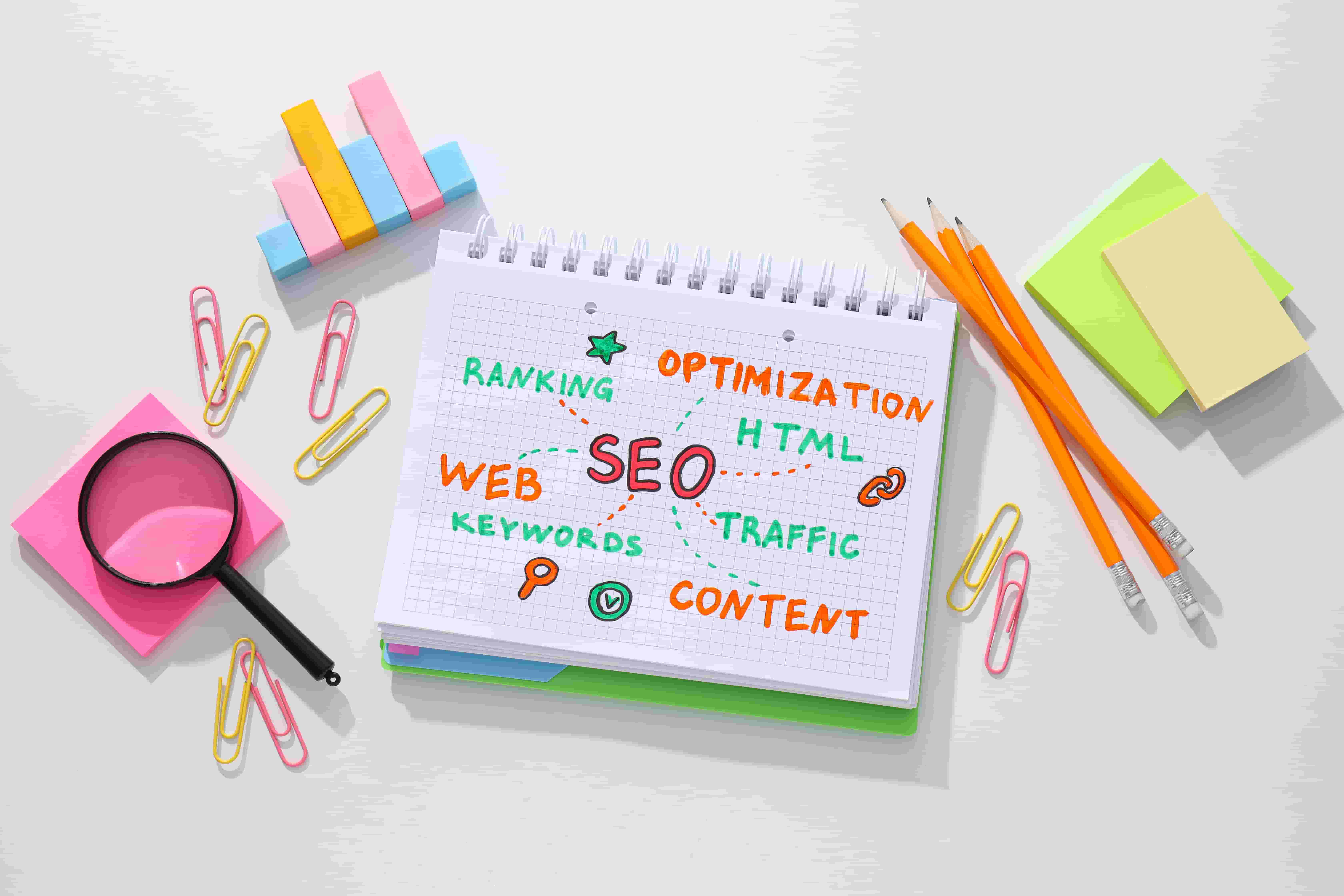 강력한 SEO를 준비하는 블로거의 책상 사진