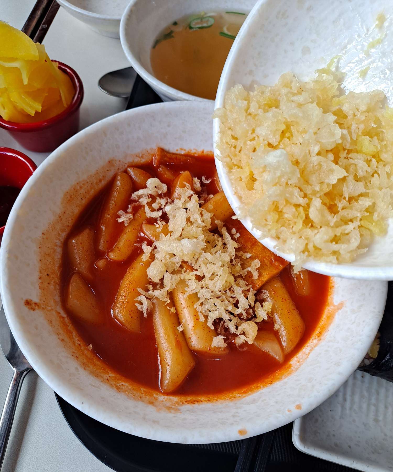 떡볶이에 덴카스 넣다