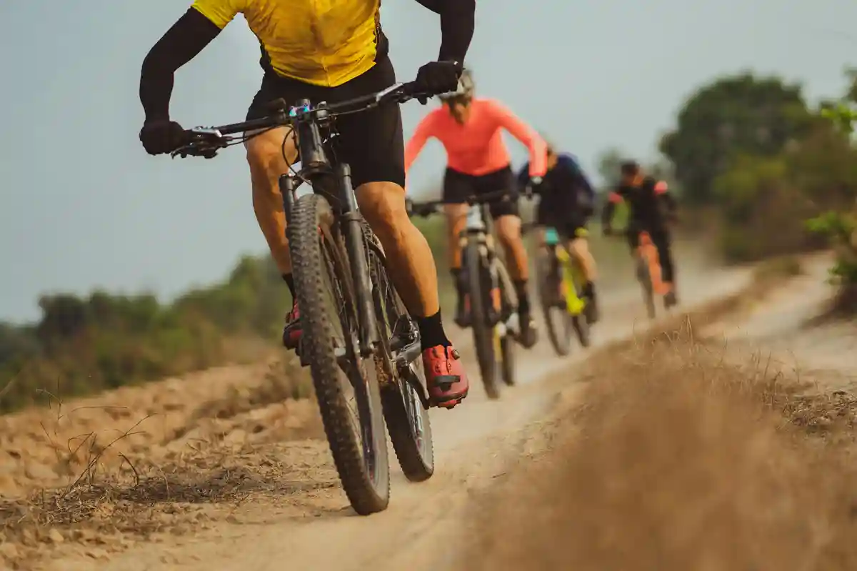 야외-자전거-타는-남자들