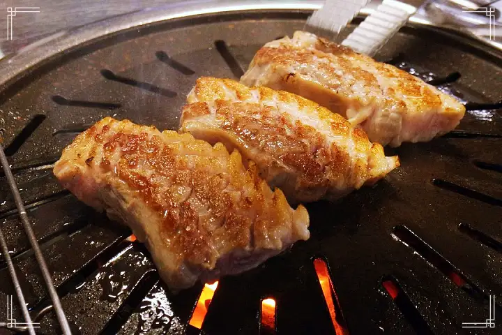 진심 가득 건강 담은 맛 광주 쌍촌동 맛집 추천 생방송투데이 꿀꽈배기 삼겹살 간장 오돌뼈 이베리코 목살 황제살 토치 불로 육즙을 가두다 오늘방송 고수뎐