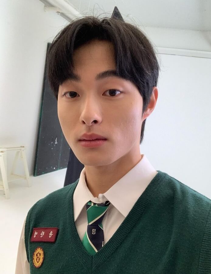 실내에서-넥타이를하고있는-남성의모습