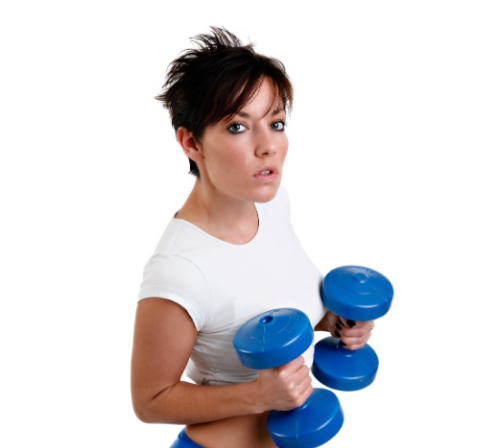 팔 운동으로 효과적인 덤벨 컬을 하고 있는 여성의 모습