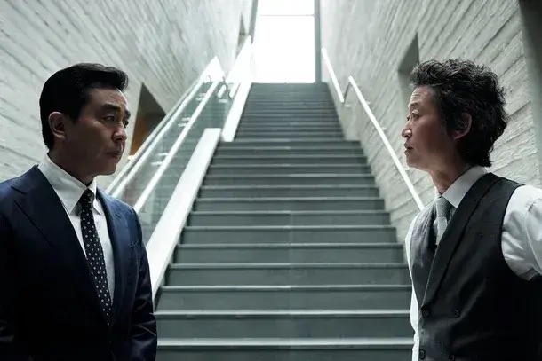 계단에서 김부장과 백상무가 마주보고 있는 모습