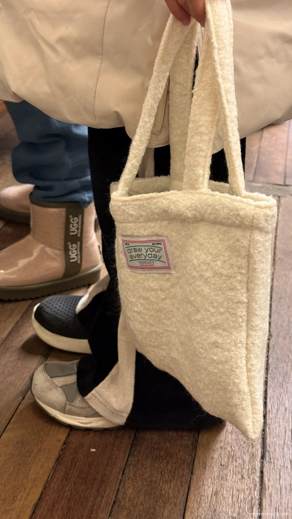 북촌한옥마을-투어-할머니-크리스마스-선물-하얀-가방-오브젝트-편집샵