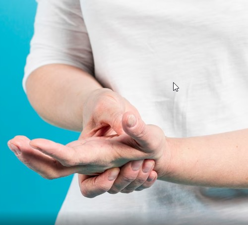 팔과 다리가 번갈아 저릴 때 신경 이상? 원인과 해결 방법