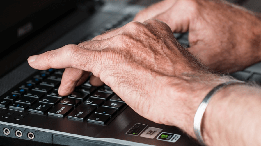 송담 효능으로 타자를 치는 무리가 없어 보이는 손