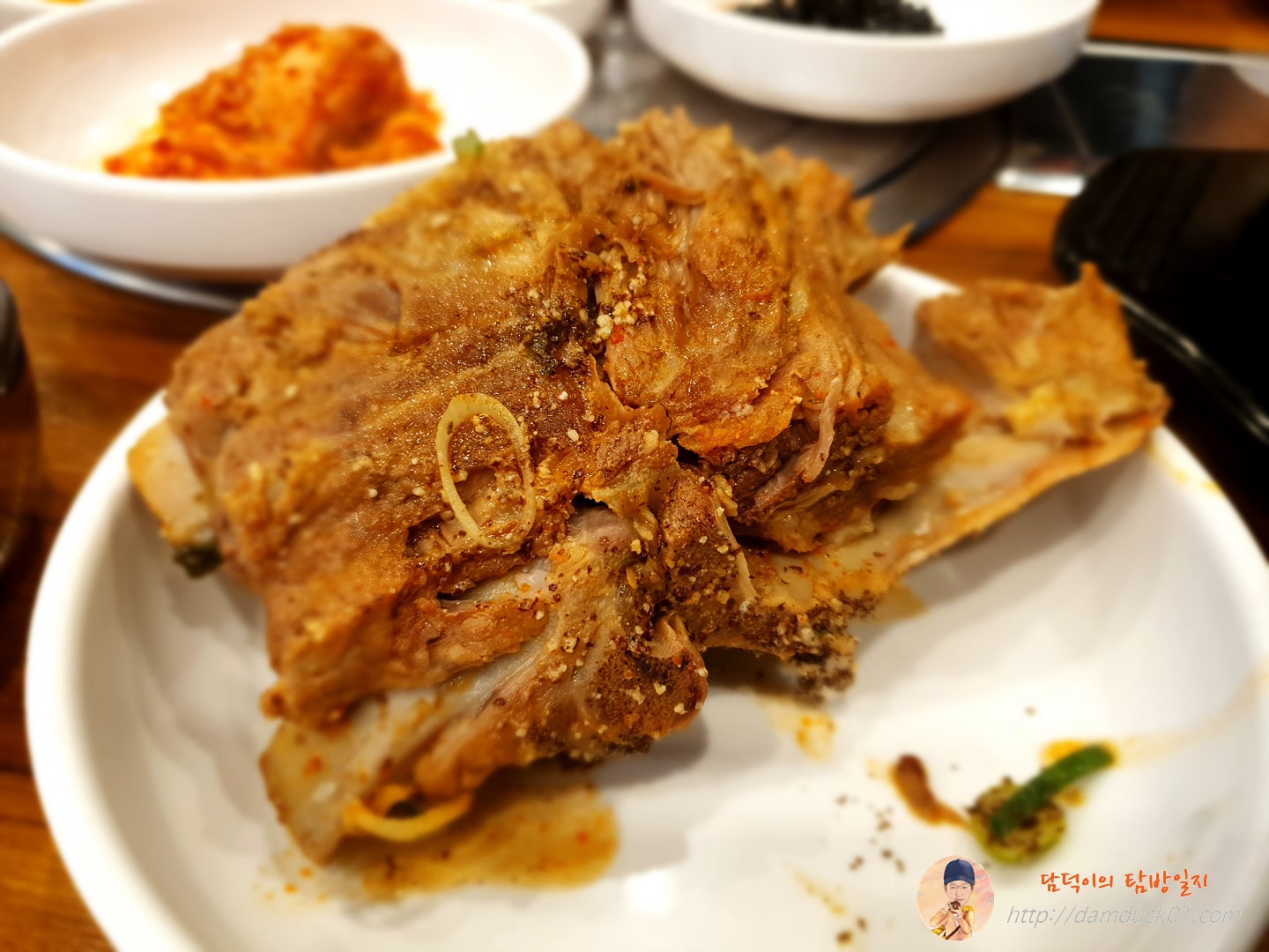 두툼한 살이 붙어 있는 등뼈