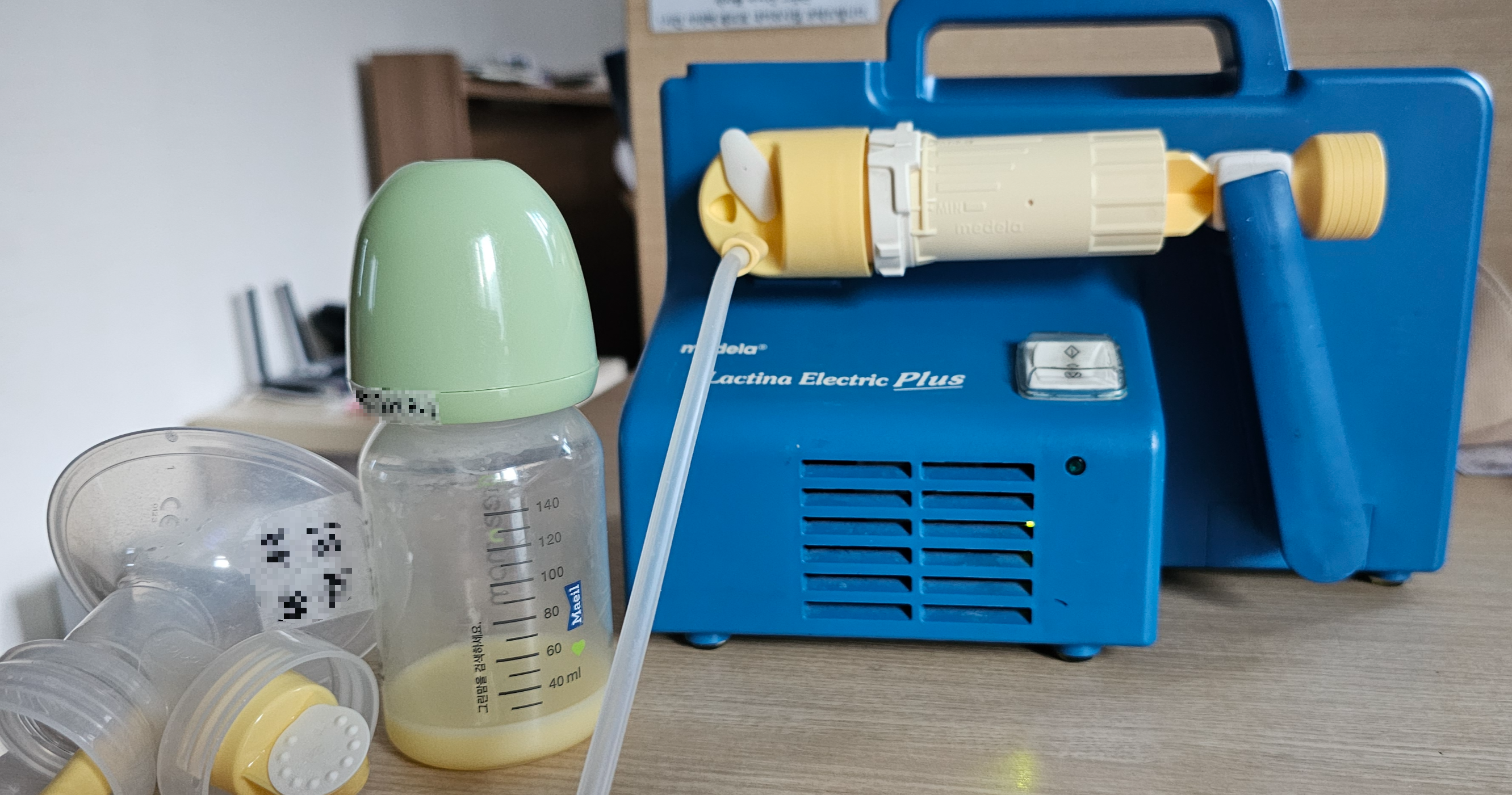 메델라 유축기, 유축용 깔대기, 유축한 초유가 든 젖병