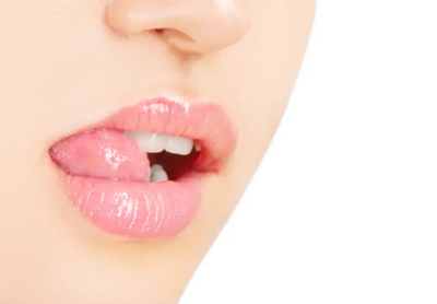 혀를 내민 여성