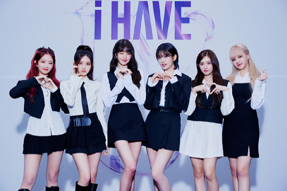 그룹 아이브(안유진 가을 레이 장원영 리즈 이서)가 서울 송파구 잠실실내체육관에서 &#39;아이브 첫 번째 월드 투어 &#39;쇼 왓 아이 해브&#39;(IVE THE 1ST WORLD TOUR &#39;SHOW WHAT I HAVE&#39;) 개최 기념 기자간담회에서 포토타임을 갖고 있다. [사진=스타쉽엔터테인먼트]