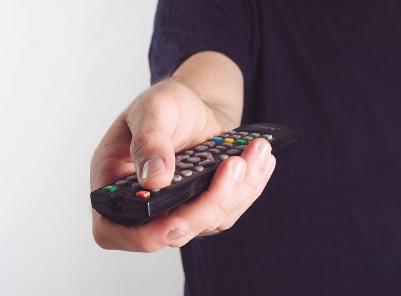 KBS 수신료 거부 방법, 해지 신청과 관련된 리모콘으로 TV를 틀고 있는 모습