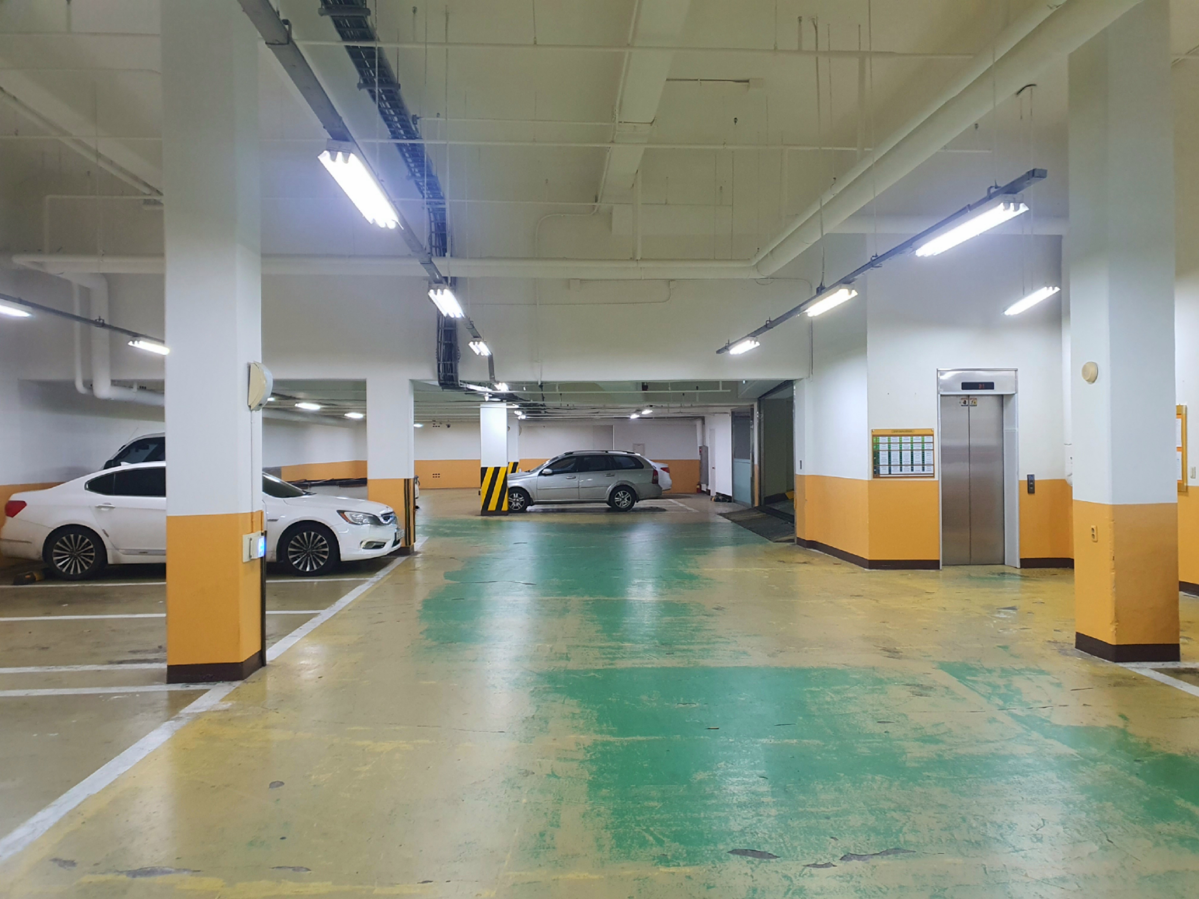 지하에도-주차-공간이-마련되어-있습니다.