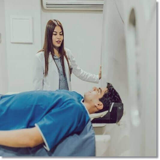 뇌경색 진단&#44; MRI 촬영하는 남성