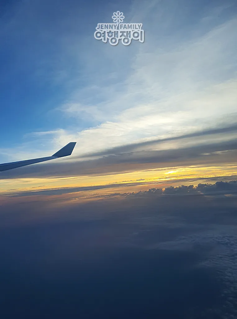 석양 하늘 아래 항공기 날개, 다낭 여행 일몰 비행 장면 ❘ Airplane wing at sunset during the flight to Da Nang, Vietnam
